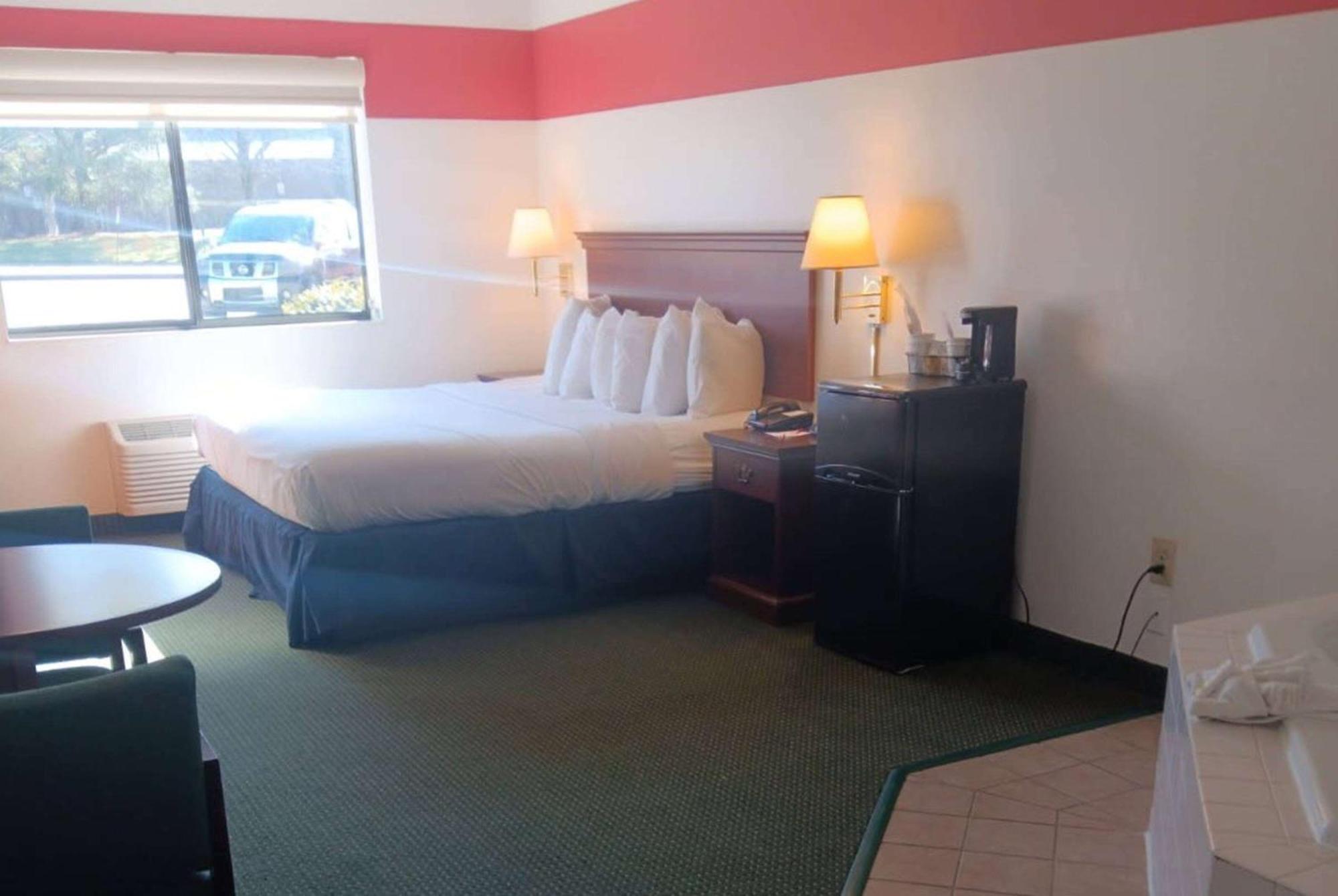 Ramada Limited - Mount Sterling Hotel Buitenkant foto